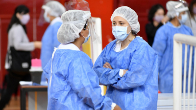 El mundo enfrenta unas 4.000 variantes de COVID-19, Reino Unido explora inyecciones mixtas                