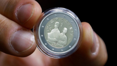 Italia: lanzan una moneda de dos euros en homenaje a los trabajadores de la salud