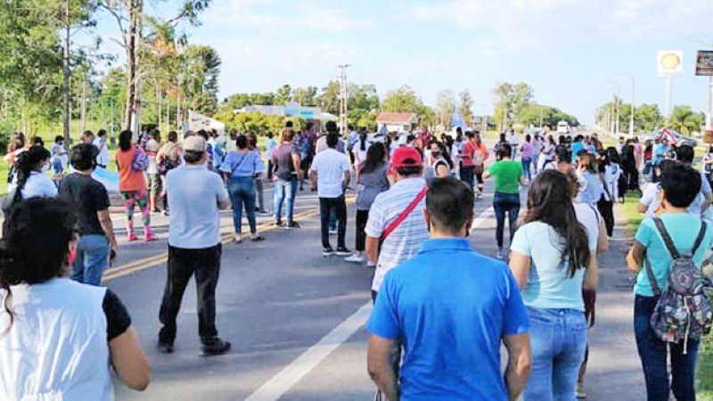 Docentes de Las Breñas se manifestaron en ruta 89 y repudiaron a la senadora Pilatti Vergara