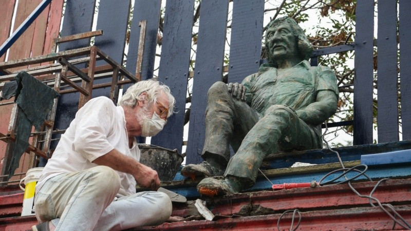 Homenaje al Trinche Carlovich: emplazaron una estatua en la tribuna de Central Córdoba