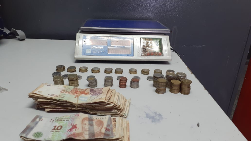 Entró a una verdulería y huyó con la caja registradora