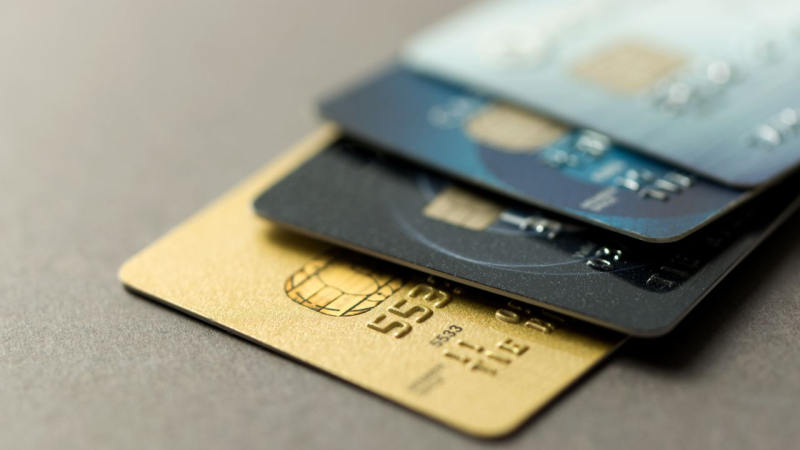 Usó la tarjeta de crédito de su cliente por 130.000 pesos
