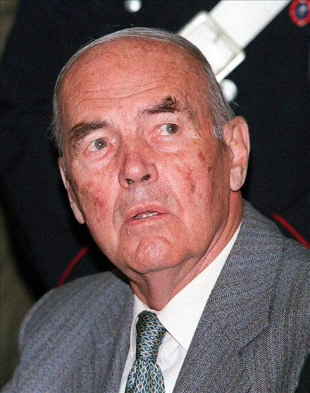 ERICH PRIEBKE - apreado en Argentina.jpg