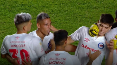 Bicho heroico: lo perdía dos veces y le ganó con nueve al Arse