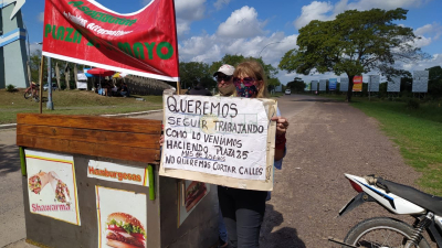 Vendedores de comidas desalojados se manifestaron en la avenida Sarmiento