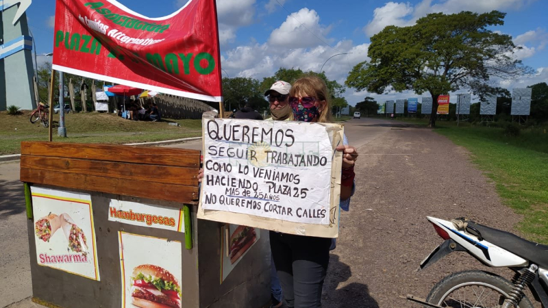 Vendedores de comidas desalojados se manifestaron en la avenida Sarmiento