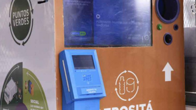 Ingeniosa estrategia de una ciudad argentina: una máquina cambia botellas por carga de SUBE