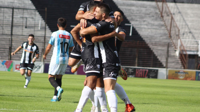 For Ever ganó, goleó y gustó ante Juventud Unida y sigue arriba
