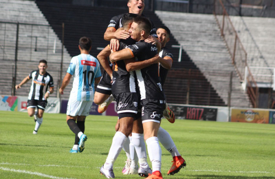 For Ever ganó, goleó y gustó ante Juventud Unida y sigue arriba