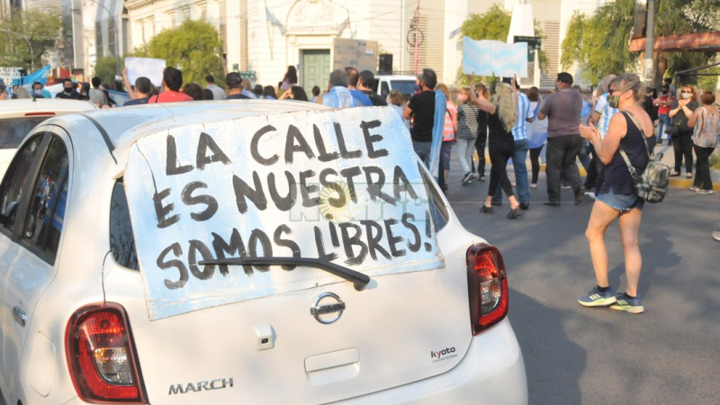 "Covidiota", la palabra que aprobó la RAE para describir negacionistas