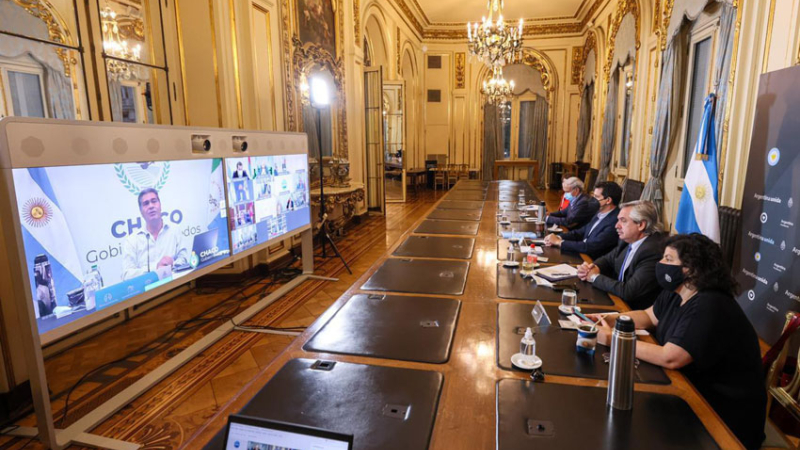 El presidente se reúne con doce gobernadores por videoconferencia.
