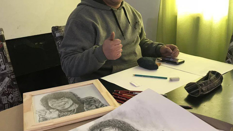 Dibujaba por ocio y ahora sus retratos llegaron hasta Inglaterra