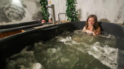 Burbujas de cebada: abren spa de cerveza en Bruselas