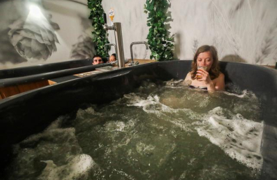 Burbujas de cebada: abren spa de cerveza en Bruselas