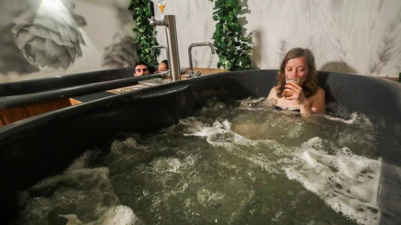 Burbujas de cebada: abren spa de cerveza en Bruselas