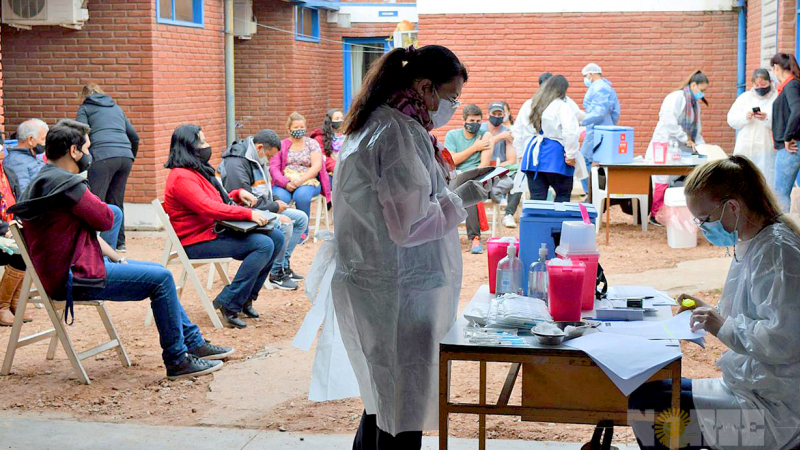 Vacunas: allanaron el hospital y una vivienda