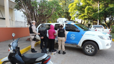 Arrojaron un paquete con marihuana desde una moto e intentaron evadir un control policial