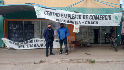 En reclamo por su indemnización, un trabajador pasó la noche en la puerta de su extrabajo