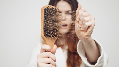 El estrés puede provocar la caída del pelo. Conocé más sobre éste y otros factores que ponen en riesgo el cabello