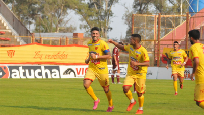 Sarmiento goleó en el Centenario y se afianzó en zona de clasificación