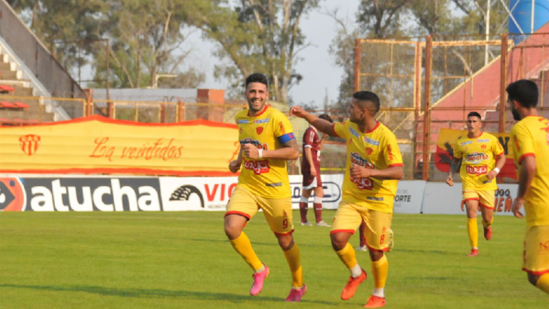 Sarmiento goleó en el Centenario y se afianzó en zona de clasificación