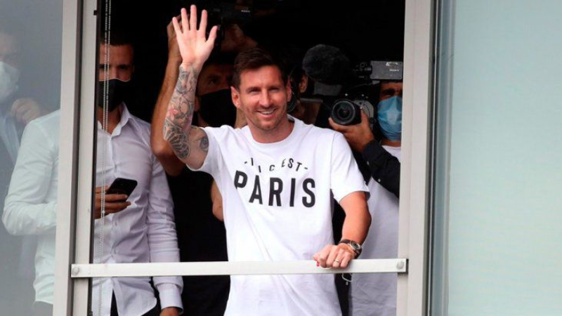 Messi llegó a París en un vuelo privado junto a su familia para firmar con el PSG