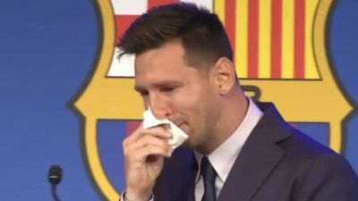 Insólito: venden los pañuelos que usó Messi en su despedida de Barcelona