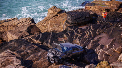 Un auto cayó de un barranco y su conductor salió ileso