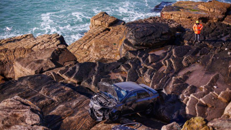 Un auto cayó de un barranco y su conductor salió ileso