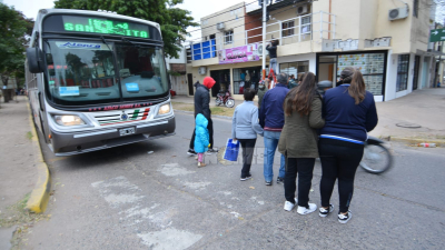 El caos cotidiano borró las paradas de colectivo en el corredor céntrico