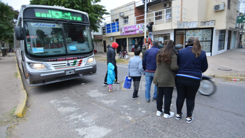 El caos cotidiano borró las paradas de colectivo en el corredor céntrico