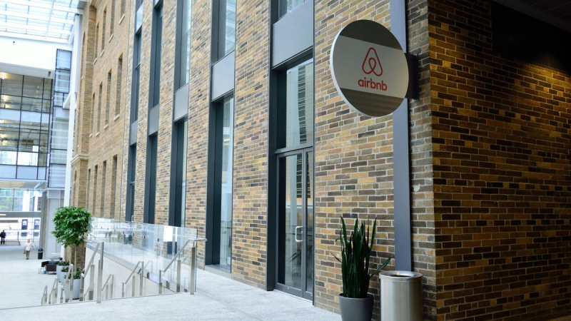 Airbnb se compromete a ofrecer alojamiento gratuito a 20.000 refugiados afganos