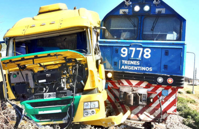 Impactante choque entre un tren carguero y un camión