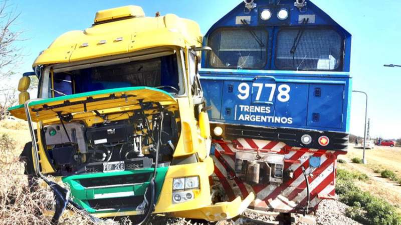 Impactante choque entre un tren carguero y un camión