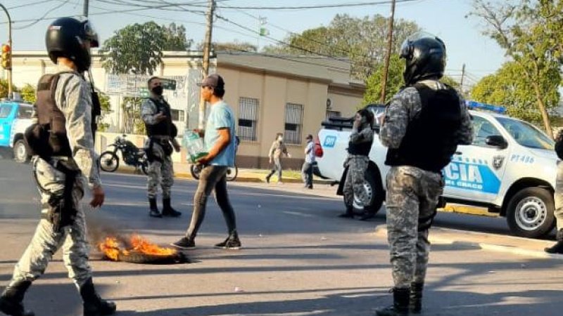 Cortaba el tránsito, amenazó con incendiar a una inspectora y fue detenido