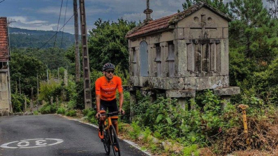 Tras terminar su décima Vuelta a España, un ciclista pedalea 1.000 km de regreso a casa
