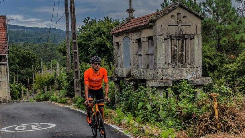 Tras terminar su décima Vuelta a España, un ciclista pedalea 1.000 km de regreso a casa