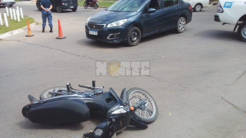 Fuerte choque con una motociclista lesionada