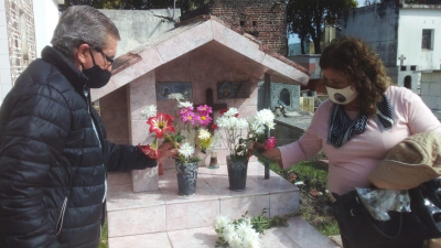 Un Día de la Madre diferente: deudos visitaron a las difuntas en el cementerio de Resistencia