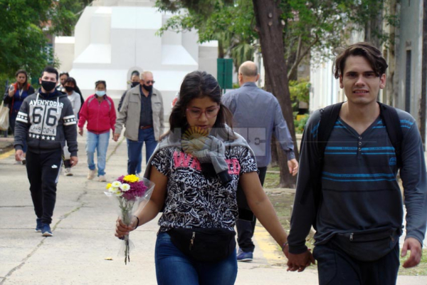Día de la Madre: los deudos visitaron  los restos de sus familiares en el cementerio 