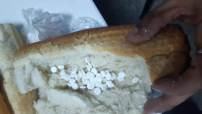 Gran sándwich: intentó pasar un pan relleno con pastillas a un detenido