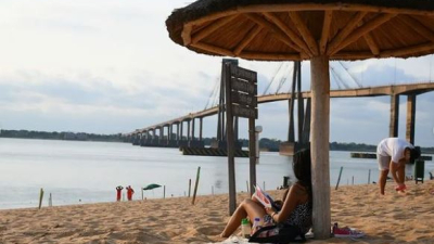 Un chapuzón en la otra orilla, el escape para los chaqueños