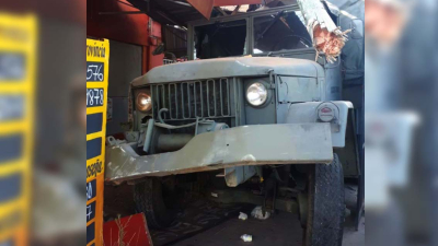 Se llevó todo: camión del Ejército chocó semáforo, cesto de basura, carteles y terminó en un comercio