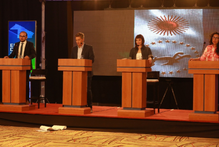 debate01.jpg