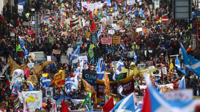 Glasgow: pese a la lluvia, una multitud reclamó acciones climáticas efectivas a los líderes mundiales