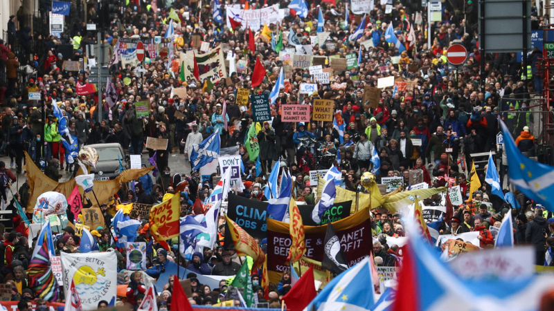 Glasgow: pese a la lluvia, una multitud reclamó acciones climáticas efectivas a los líderes mundiales