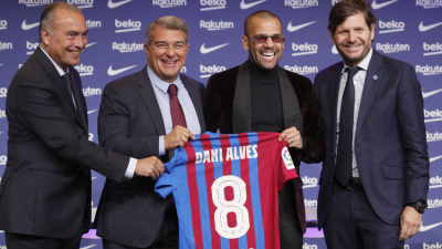 Emotiva presentación de Dani Alves en su regreso al Barcelona