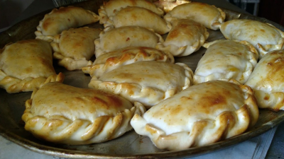 Venden empanadas para comprarle un aire acondicionado a una anciana