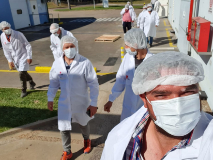 Productores-visitan-planta.jpg