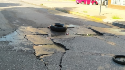 Vecinos preocupados por el estado de su calle: "Son varios los accidentes que se producen por este gran bache"